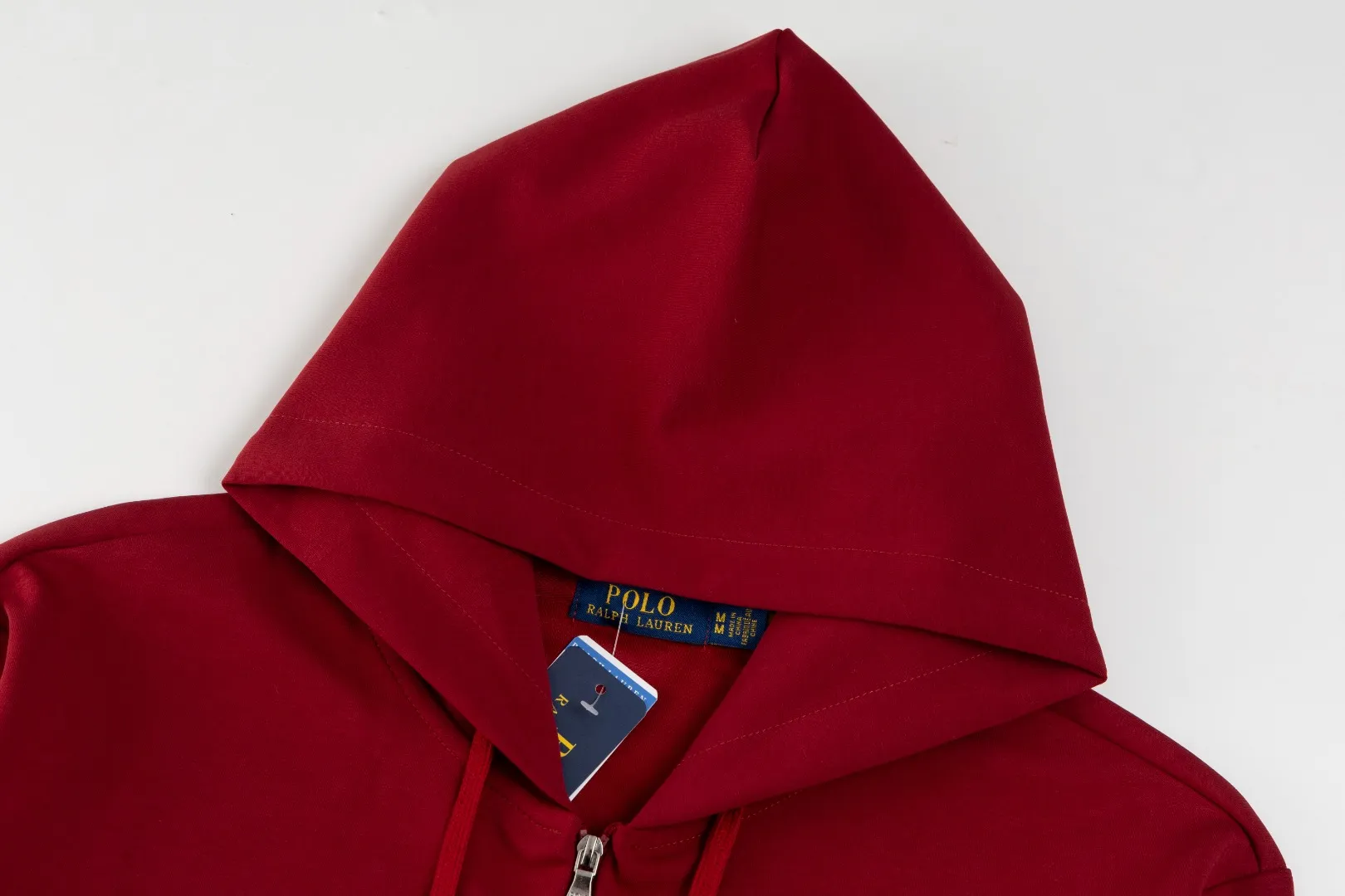 P236 #R95 Ralph Lauren/Ralph Lauren Twelve Color Pony🐎 Embroidered zipper cardigan jacket hooded sweatshirt This hooded sweatshirt is decorated with a simple style that represents Ralph Lauren. It is paired with a pony embroidery pattern. The three-dimensional solid color fabric and exquisite embroidery instantly set it off! Hooded sports design, loose and casual fit! The overall texture is very strong! Through the pictures, we can feel the thickness and texture of custom-woven and dyed threads. The workmanship is exquisite. They are shipped from major foreign trade factories. They are all made by masters with many years of experience. Everything is of high standards and requirements! Simple and versatile style ~ super delicate and soft, close to the body without being tied, all fabrics and accessories are original custom-made and of high quality! Perfectly reflects the brand’s sense of superiority! Standard cut, comfortable stretch, unrestricted movement! Highly practical, high-end and classy! Versatile style ~ can be paired with jeans or jogging pants. Ideal for transitioning from your morning commute to weekend events!  Color: Black with red label Black with white label Khaki Navy blue with red label Navy blue with white label White Light gray Dark gray Burgundy Army green Light blue Pink Size: S M L